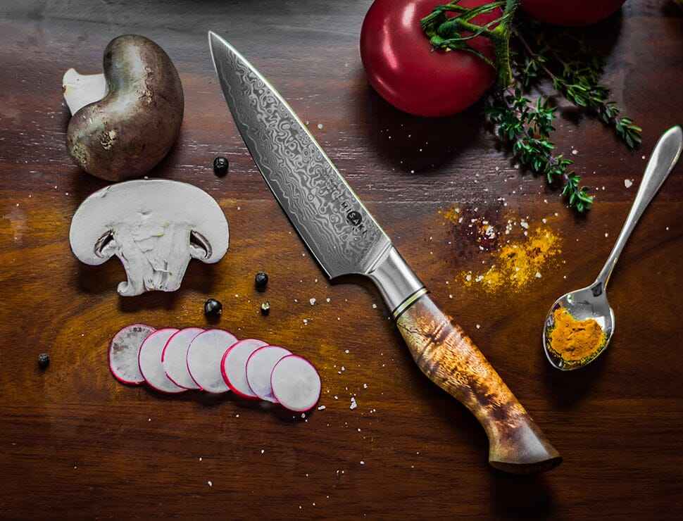 MISAKI Allzweckmesser mit Pilzen und Gemüse auf einem Holzbrett