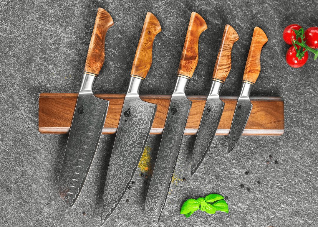 Fünf MISAKI Damastmesser an einer magnetischen Messerleiste