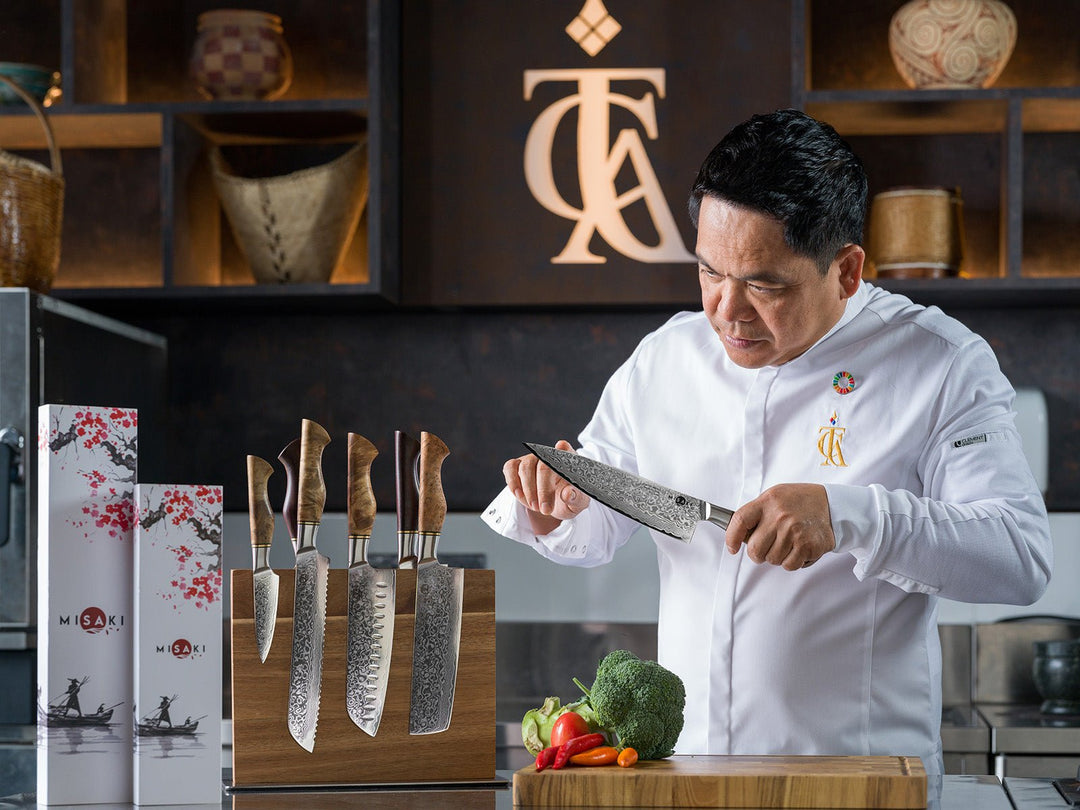 Chef Chumpol Jangprai präsentiert ein japanisches MISAKI Messerset