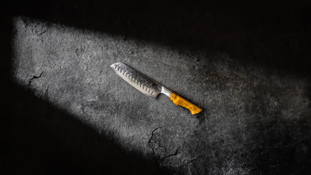 MISAKI Santoku mit Naturholzgriff auf dunklem Steinuntergrund