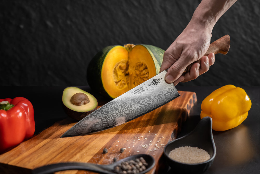 MISAKI Damastmesser schneidet Kürbis auf einem Holzbrett