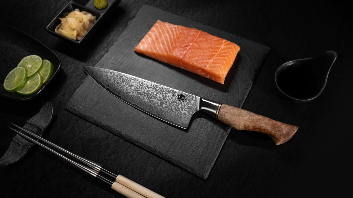 MISAKI HIKARI Chefmesser neben Lachsfilet und Sushi-Zutaten