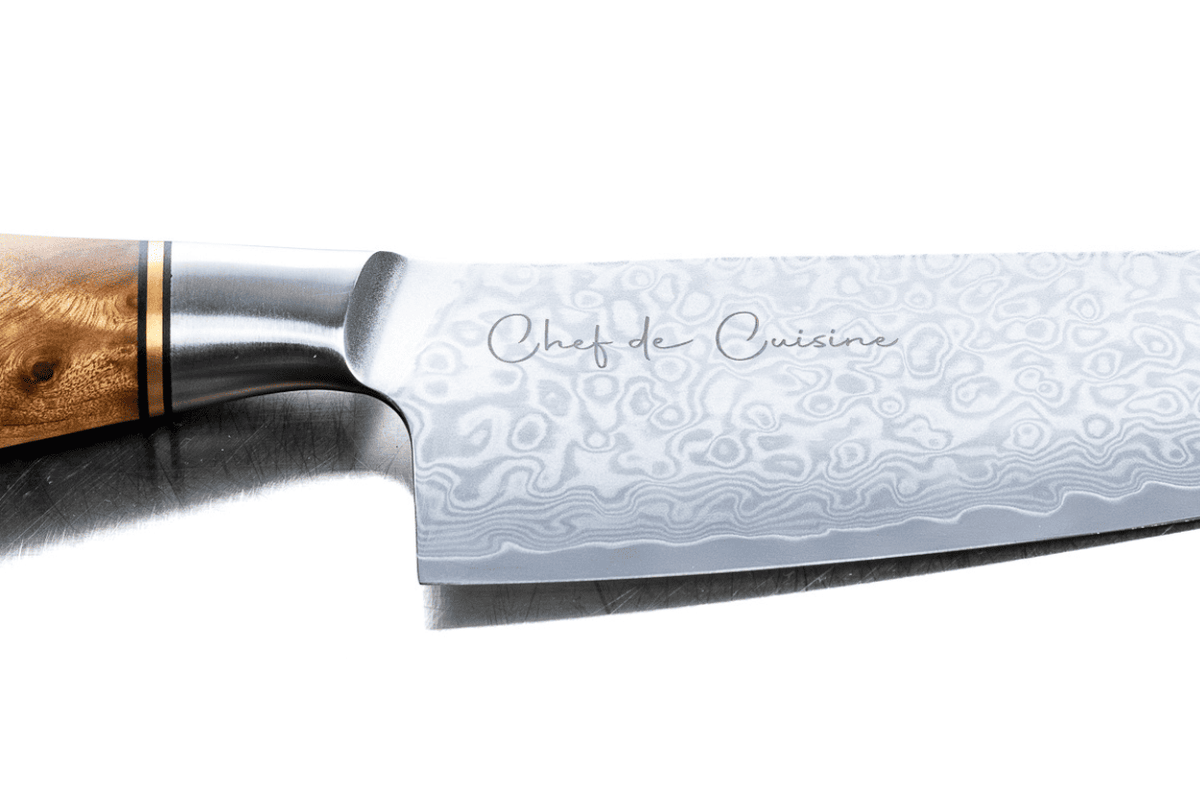 Persönliche Gravur auf einem MISAKI Damastmesser