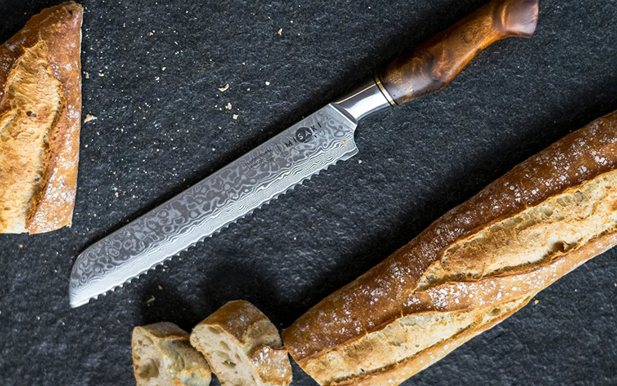 MISAKI HIKARI Brotmesser mit Brot