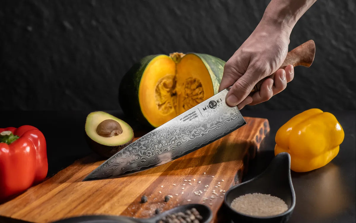 MISAKI HIKARI Chefmesser beim Schneiden von Gemüse