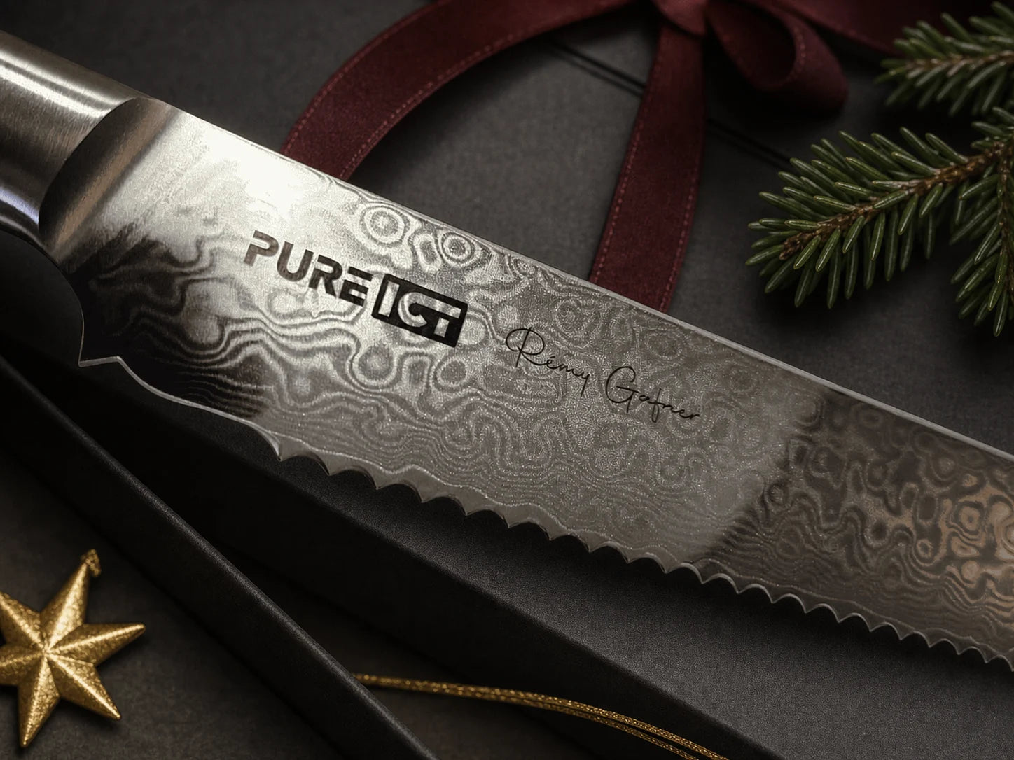 ImageGen-Designkonzept eines gravierten MISAKI Damastmessers mit weihnachtlicher Geschenkverpackung